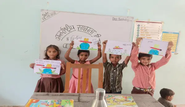 साक्षरता दिवस पर अम्बेडकरनगर के स्कूलों में बच्चों ने पोस्टर बनाकर दिया शिक्षा का संदेश